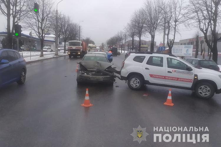 Авто, яке перевозило вакцини від COVID-19, потрапило у Тернополі в ДТП (ФОТО)