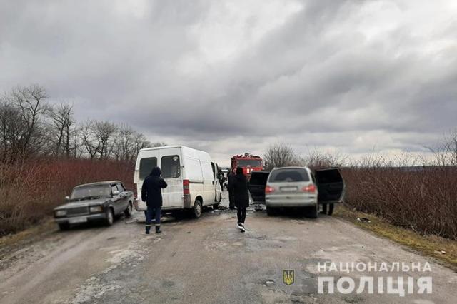 ДТП біля Тернополя: автомобілі розтрощені, чоловіка затисло в авто (ФОТО)