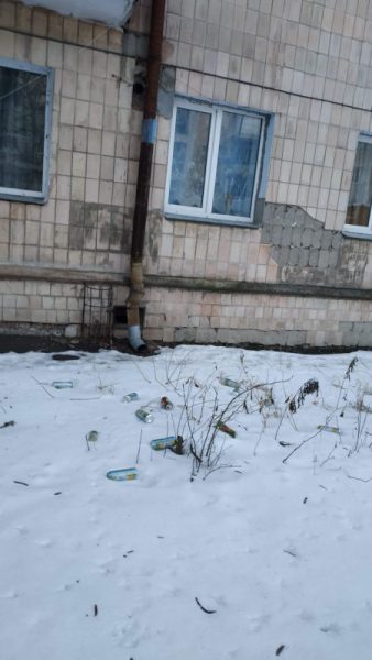 У Тернополі люди викидають пляшки з-під пива із свого вікна (ФОТО)
