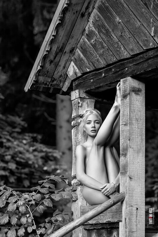 Відомий ню-фотограф з Тернополя випустив книгу зі світлинами оголених дівчат, які він робив у горах на Франківщині (ФОТО)