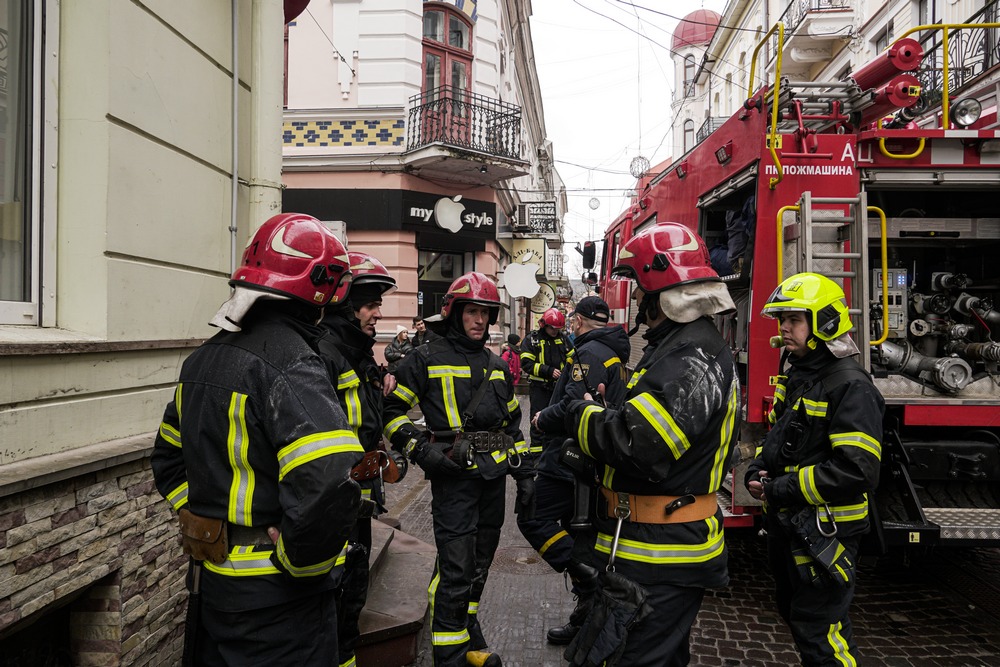 У центрі Тернополя горіла квартира: евакуювали людей, врятували чоловіка (ФОТО)