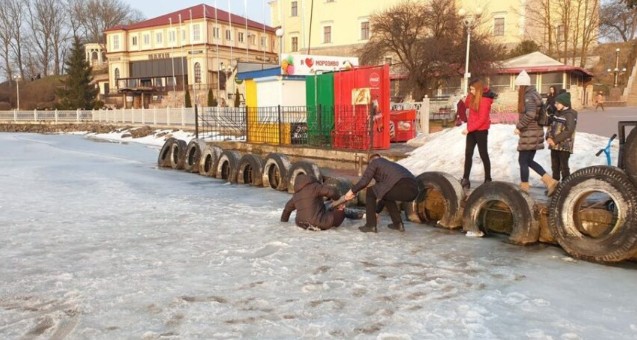 У Тернополі на ставі чоловік врятував двох жінок, які провалились під лід (ВІДЕО)