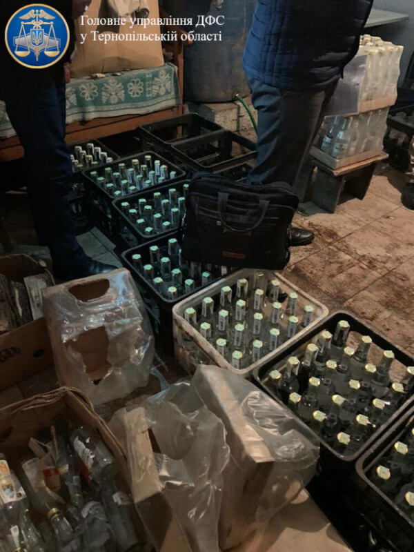 Виготовляли 1000 пляшок фальсифікату на добу: на Тернопільщині “накрили” підпільний алкоцех (ФОТО)