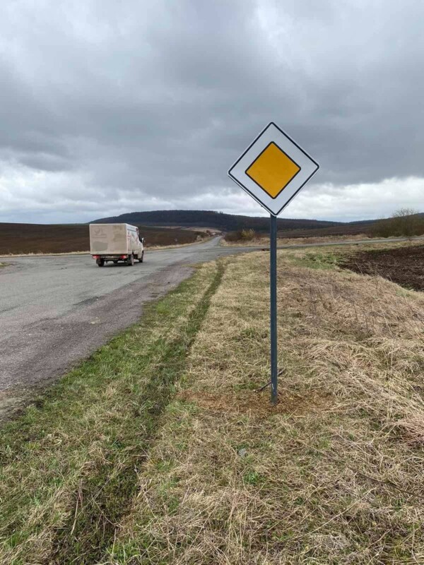 Ярослав Дрюченко добився встановлення дорожніх знаків на небезпечній ділянці дороги (ФОТО)