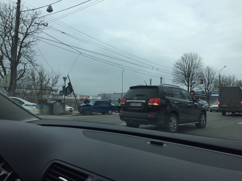 У Тернополі автомобіль врізався у світлофор (ФОТО)