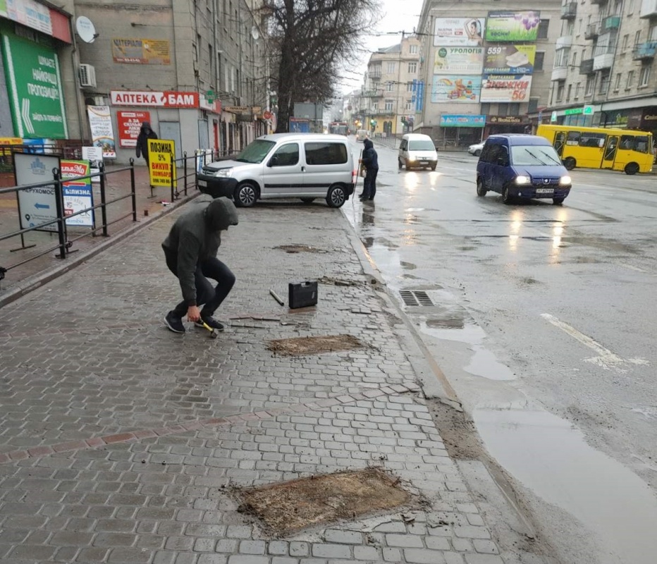 У центрі Тернополя знесли паркувальні бар’єри (ФОТО)