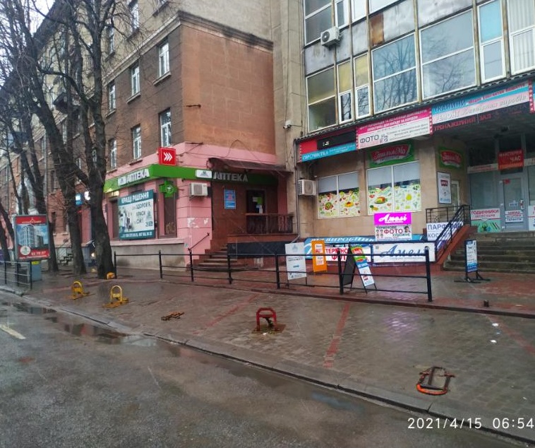 У центрі Тернополя знесли паркувальні бар’єри (ФОТО)