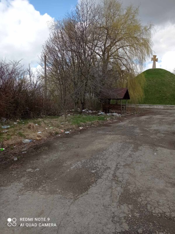 За козацькою могилою на Тернопільщині зробили громадський туалет (ФОТО)