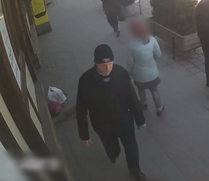У Тернополі в банку обікрали жінку: розшукують чоловіка, якого підозрюють у злочині (ВІДЕО)