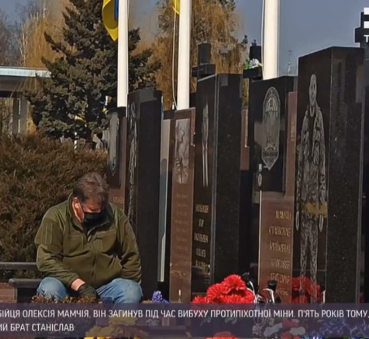 “Три сини були на війні, двоє – не вернулися”: українці попрощались із вбитим воїном Олексієм