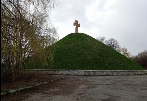За козацькою могилою на Тернопільщині зробили громадський туалет (ФОТО)