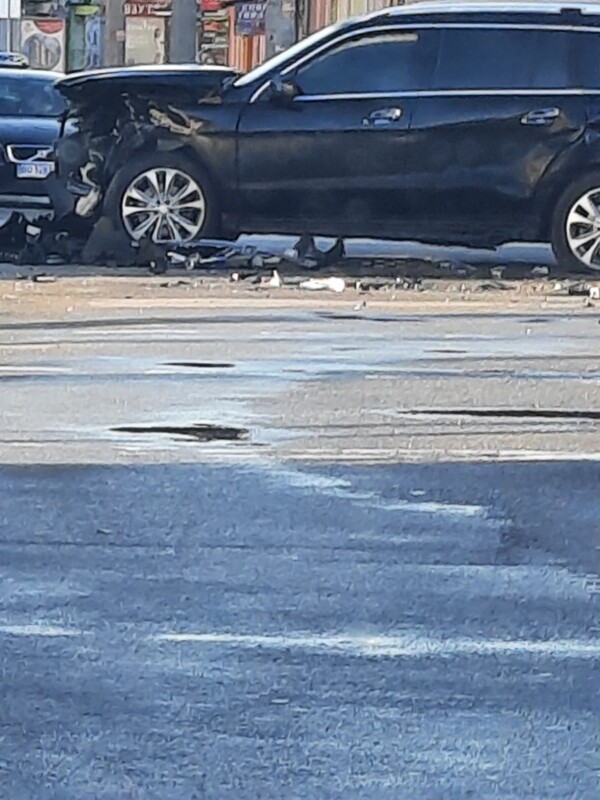 ДТП у центрі Тернополя: колосальних ушкоджень зазнав Mercedes Benz GL (ФОТО)