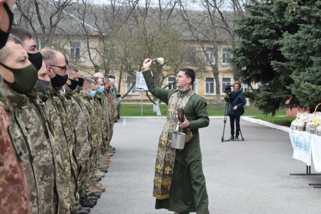 На роботі: у Тернополі священники освятили великодні кошики лікарів, військовослужбовців і рятувальників