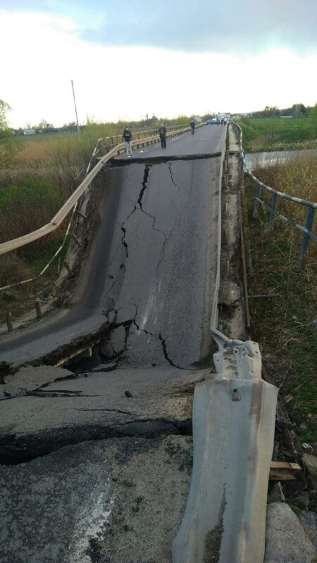 “Видовище вражає”: обвал мосту заблокував трасу між двома обласними центрами (ФОТО)