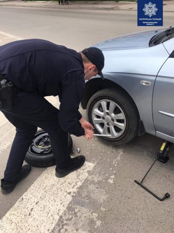 У Тернополі патрульні допомогли водію, який пробив колесо і не знав як його замінити (ФОТО)