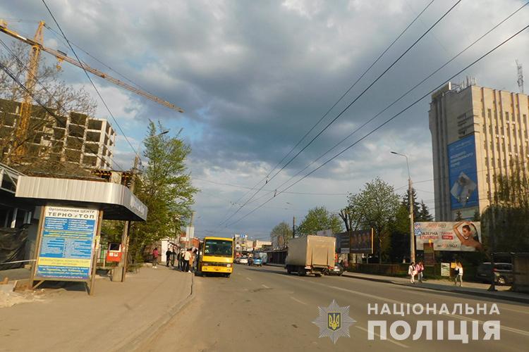 Грабіж у Тернополі: злочинець вирвав сумку, де було 80000 гривень і втік (ВІДЕО)