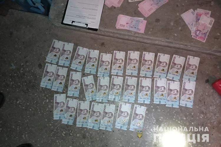 Грабіж у Тернополі: злочинець вирвав сумку, де було 80000 гривень і втік (ВІДЕО)