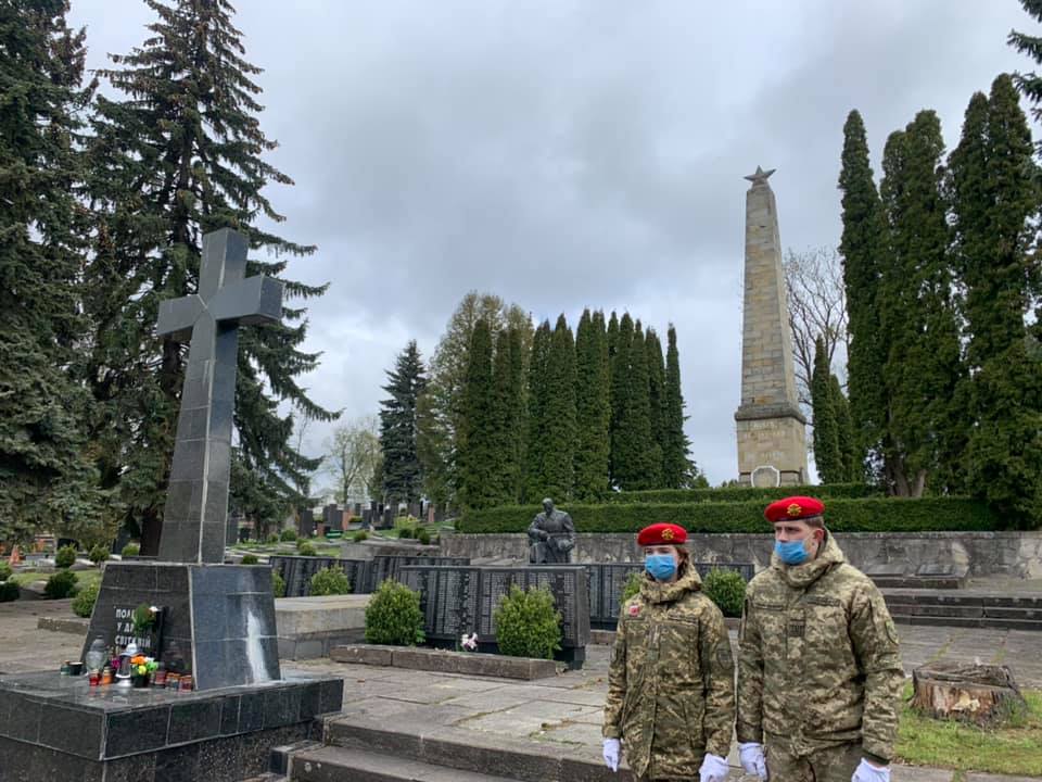 Ніколи знову: у Тернополі вшанували загиблих під час Другої світової війни (фоторепортаж)