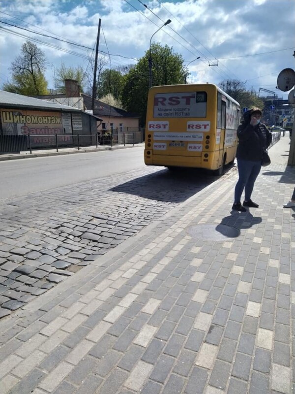 У Тернополі маршрутка із тріснутим склом возить людей (ФОТОФАКТ)