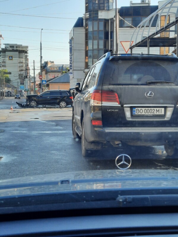 ДТП у центрі Тернополя: колосальних ушкоджень зазнав Mercedes Benz GL (ФОТО)