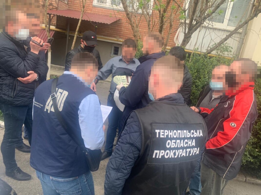 Як на Тернопільщині поліція затримувала посадовця на хабарі 1000 доларів (ФОТО)