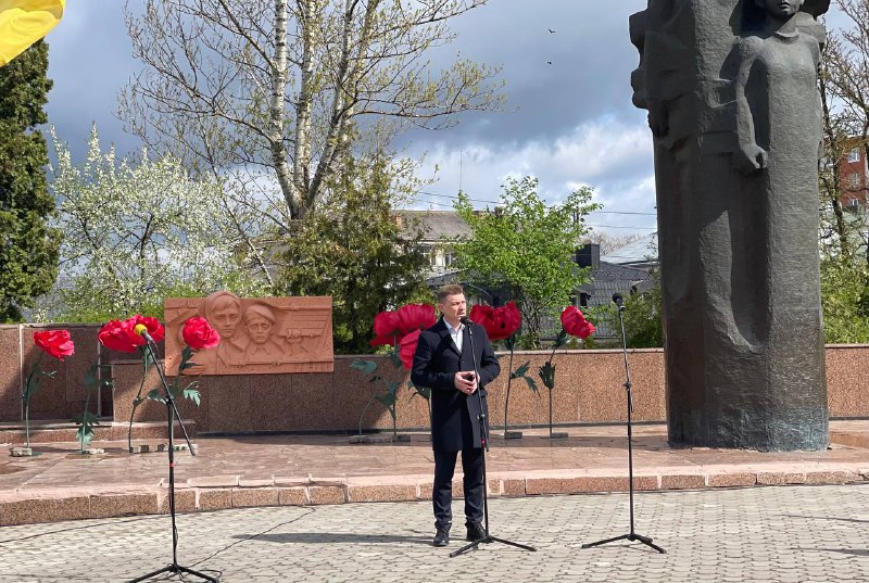 Ніколи знову: у Тернополі вшанували загиблих під час Другої світової війни (фоторепортаж)