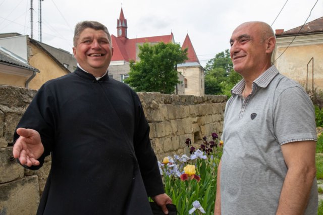 Країна каменю: як вірмени на Тернопільщині оберігають церкву, закладену їхніми предками