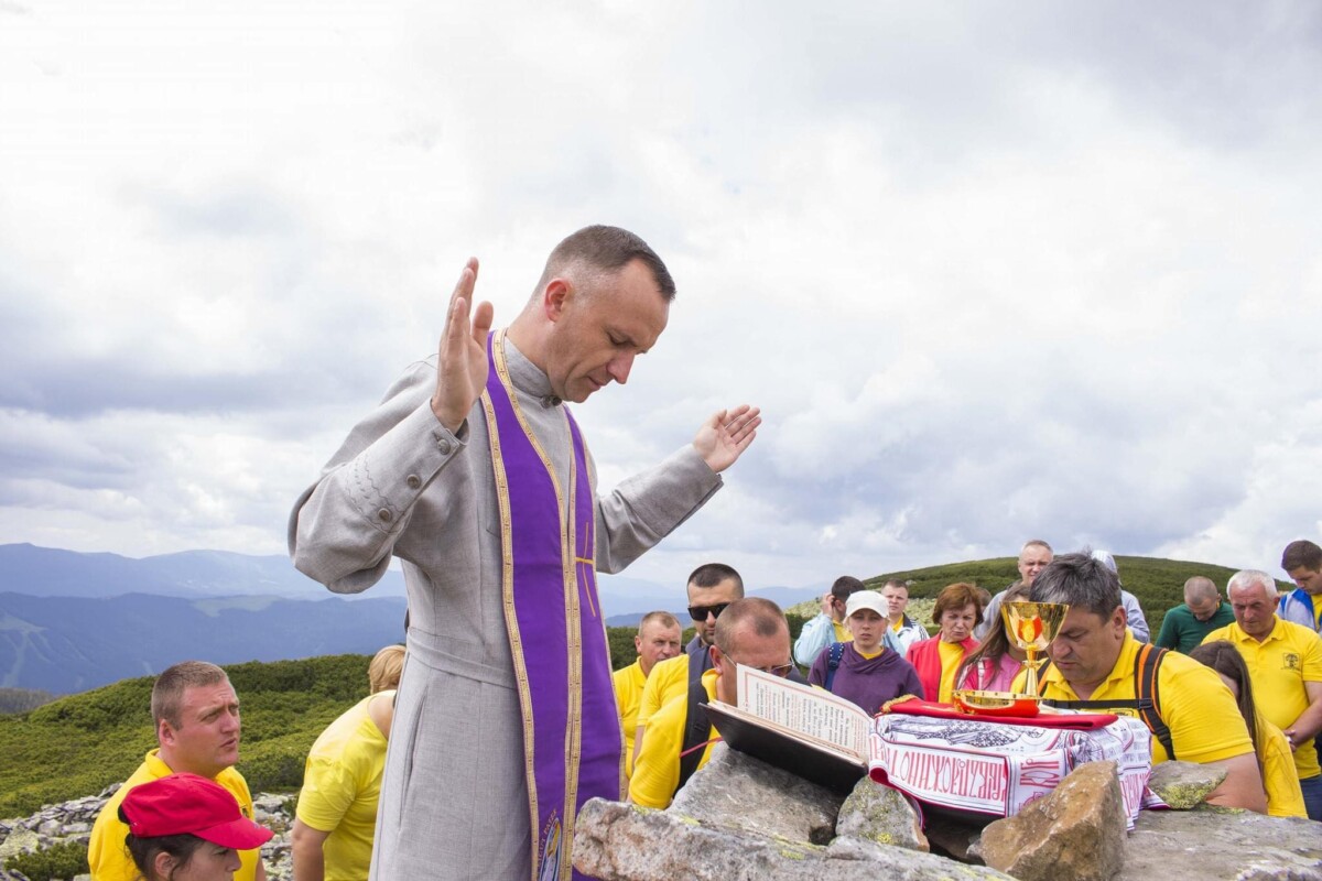 “Ближче до Бога”: священник з Тернопільщини провів літургію на висоті 1600 метрів (ФОТО)