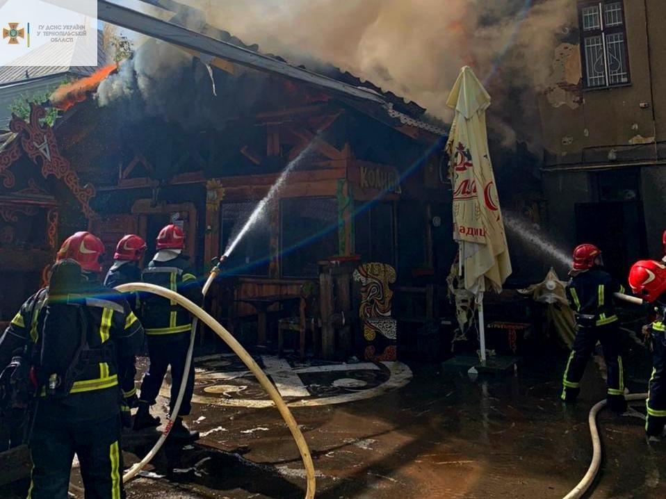 Палає бар “Коловорот”. Рятувальники борються з вогнем: офіційні подробиці пожежі у центрі Тернополя (ФОТО)