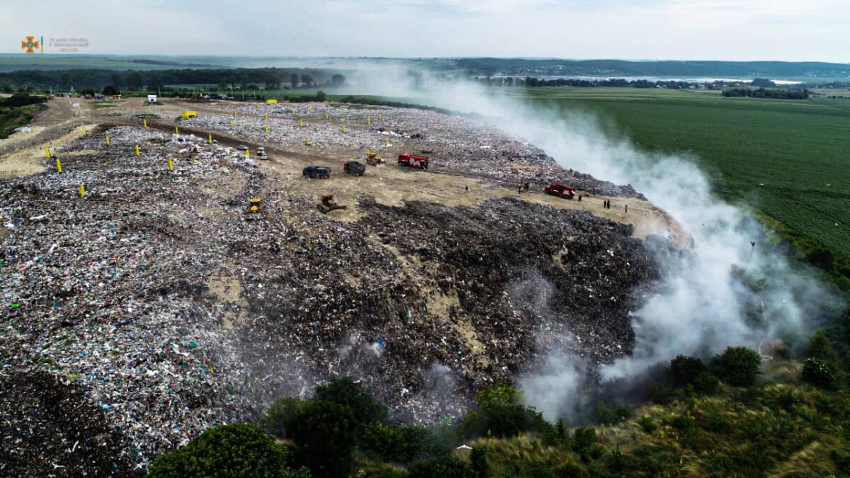 Вже добу горить сміттєзвалище у Малашівцях: з’явилися фото з місця масштабної пожежі (ФОТО)