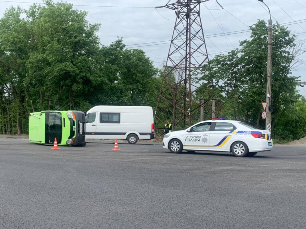 ДТП біля Тернополя: один автомобіль перекинувся (ФОТО)