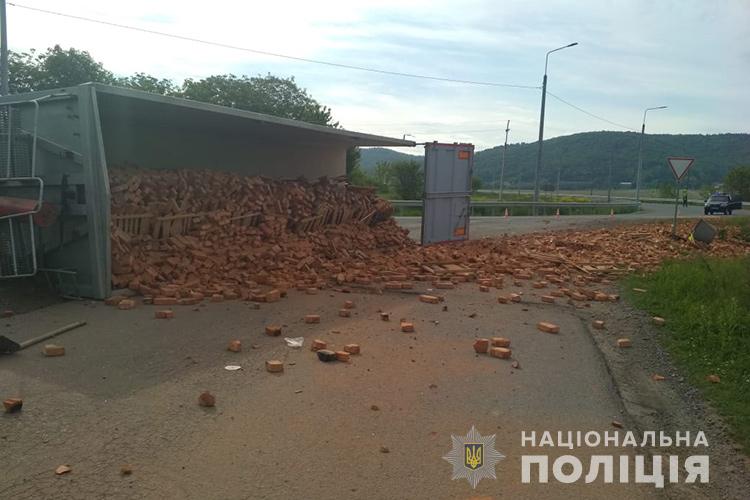 Цегла по всій дорозі: на Тернопільщині перекинулася вантажівка (ФОТО)