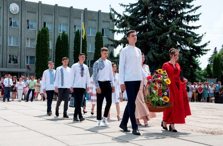 Понад 300 випускників у вишиванках: у Чорткові випускний у етно-стилі (ФОТОРЕПОРТАЖ)