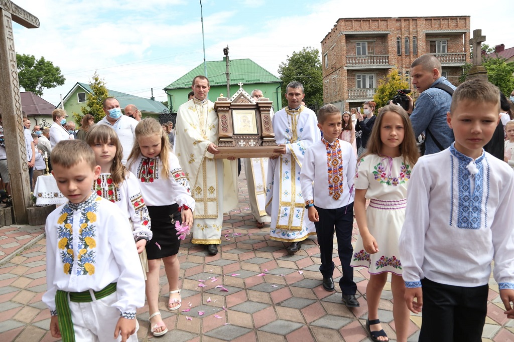 У церкві на Тернопільщині з’явилась святиня, яка зцілила багатьох людей (ФОТО, ВІДЕО)