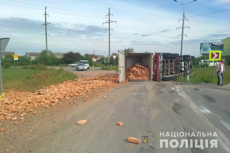 Цегла по всій дорозі: на Тернопільщині перекинулася вантажівка (ФОТО)