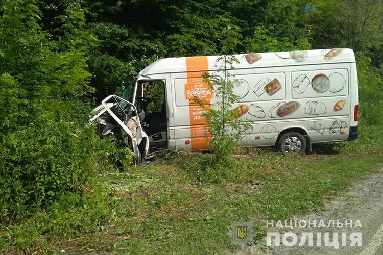 “Дуже небезпечно”: на Тернопільщині зіткнулися мікроавтобус та бензовоз (ФОТО)