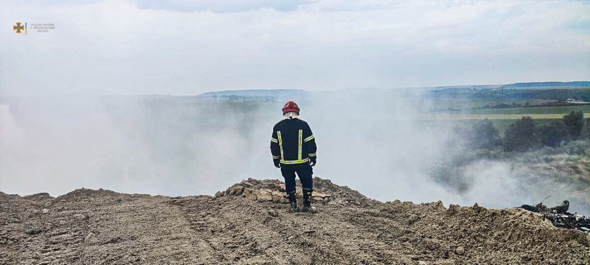 Вже добу горить сміттєзвалище у Малашівцях: з’явилися фото з місця масштабної пожежі (ФОТО)