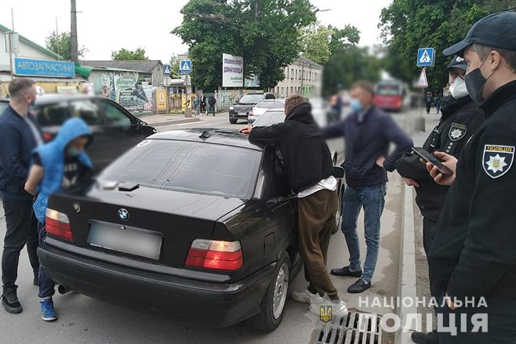 У Тернополі спіймали двох чоловіків, які продавали амфетамін та псилоцибінові гриби (ФОТО)