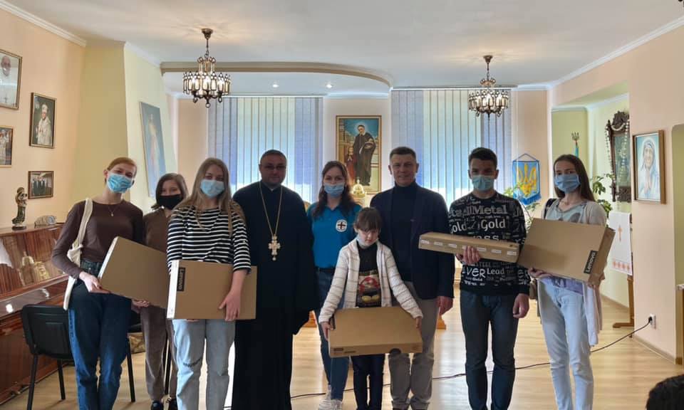 Добрі справи: п’ятеро діток з Тернополя отримали сучасні ноутбуки від благодійника (ВІДЕО)