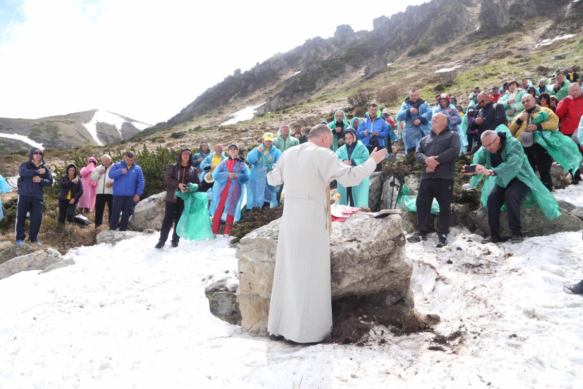 “Ближче до Бога”: священник з Тернопільщини провів літургію на висоті 1600 метрів (ФОТО)