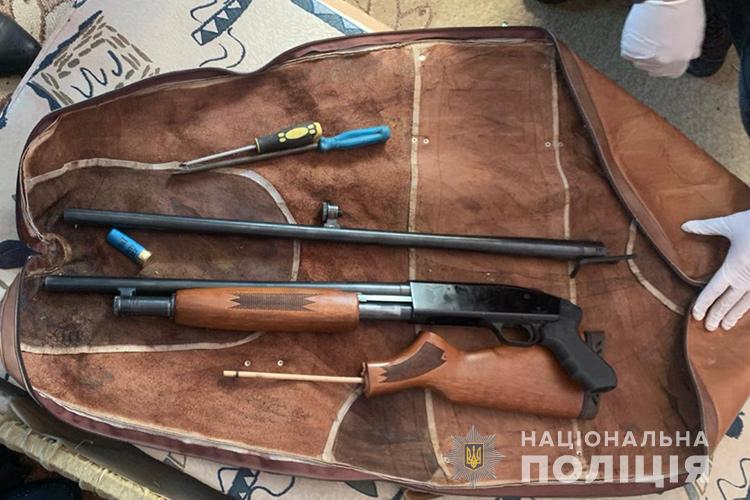 На Тернопільщині чоловік вночі з гвинтівки обстрілював чужий будинок (ФОТО)