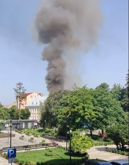 У центрі Тернополя потужна пожежа: горить бар “Коловорот” (ФОТО, ВІДЕО)