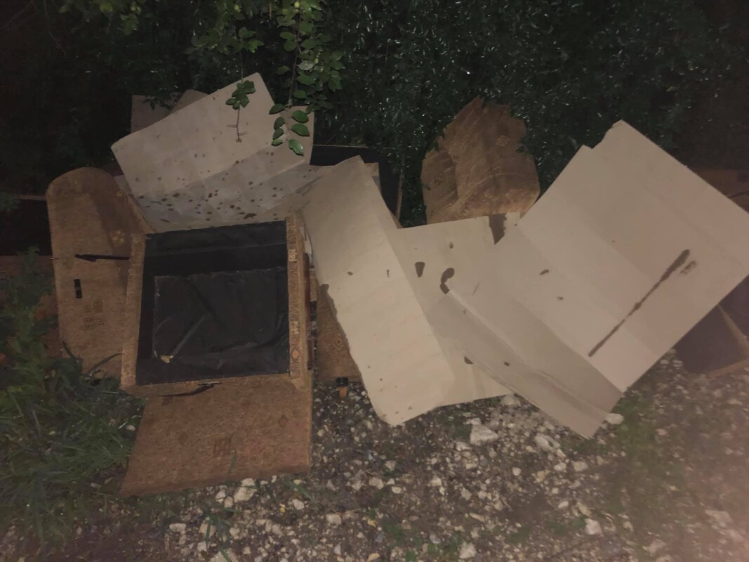 У Тернополі на вулиці чоловік і жінка викинули цілий бус сміття (ФОТО)