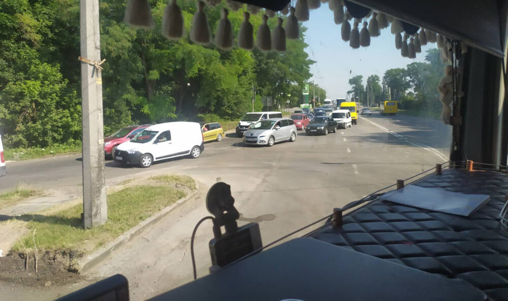 На в’їзді у Тернопіль кілометрові затори: що трапилося (ФОТО, ВІДЕО)