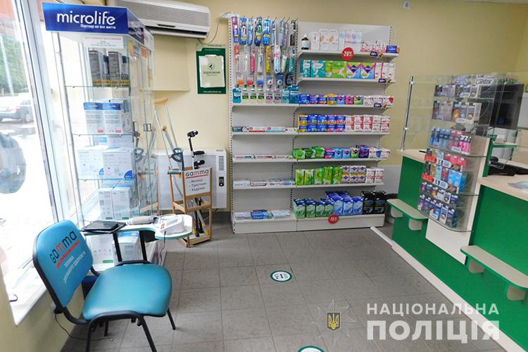 Грабіж у Тернополі: чоловік в аптеці схопив жінку за шию та почав душити (ФОТО)