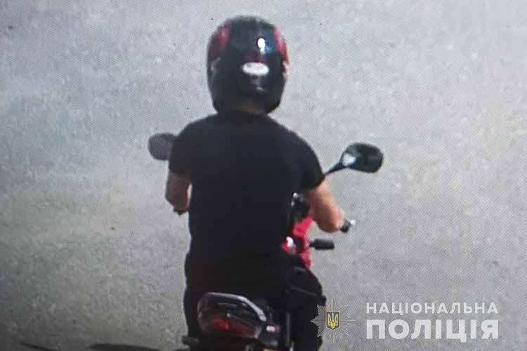 Розплатився за мотоцикл сувенірними доларами: бучацькі поліцейські оперативно затримали злочинця