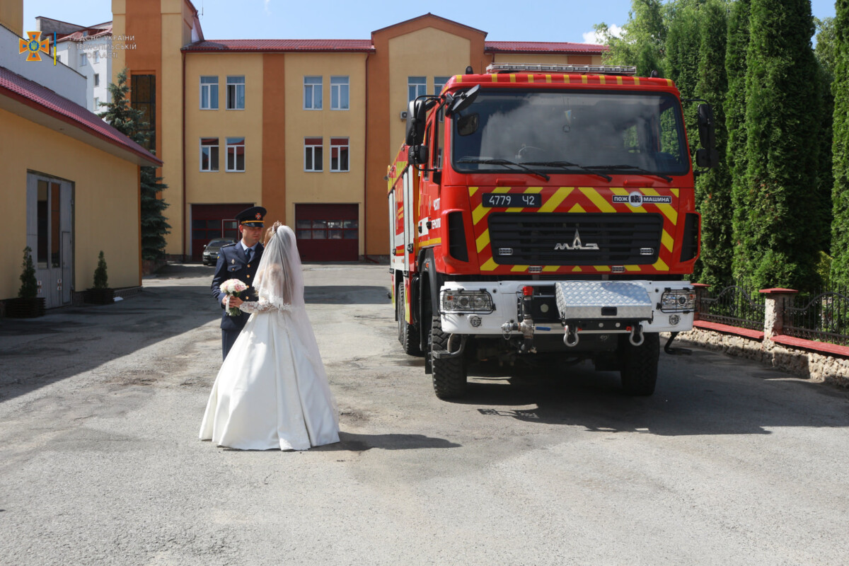 До шлюбу в супроводі… пожежного автомобіля! В Тернополі – весілля у рятувальників