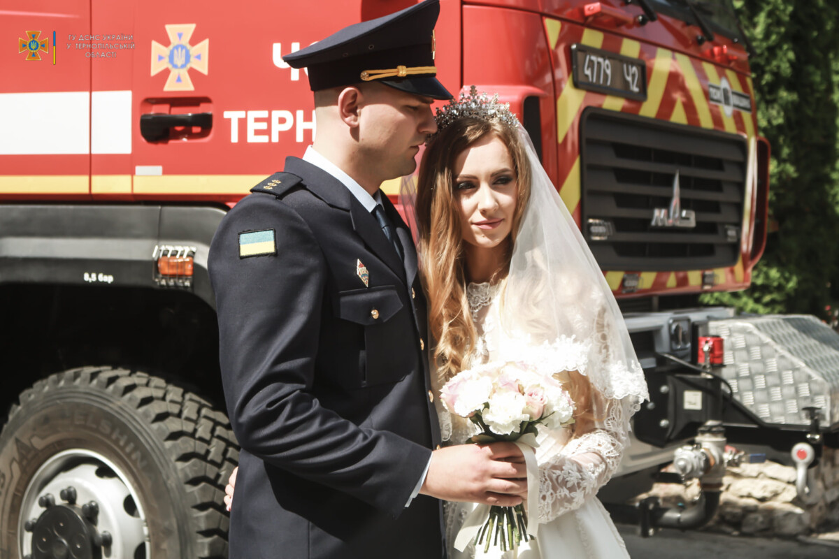 До шлюбу в супроводі… пожежного автомобіля! В Тернополі – весілля у рятувальників