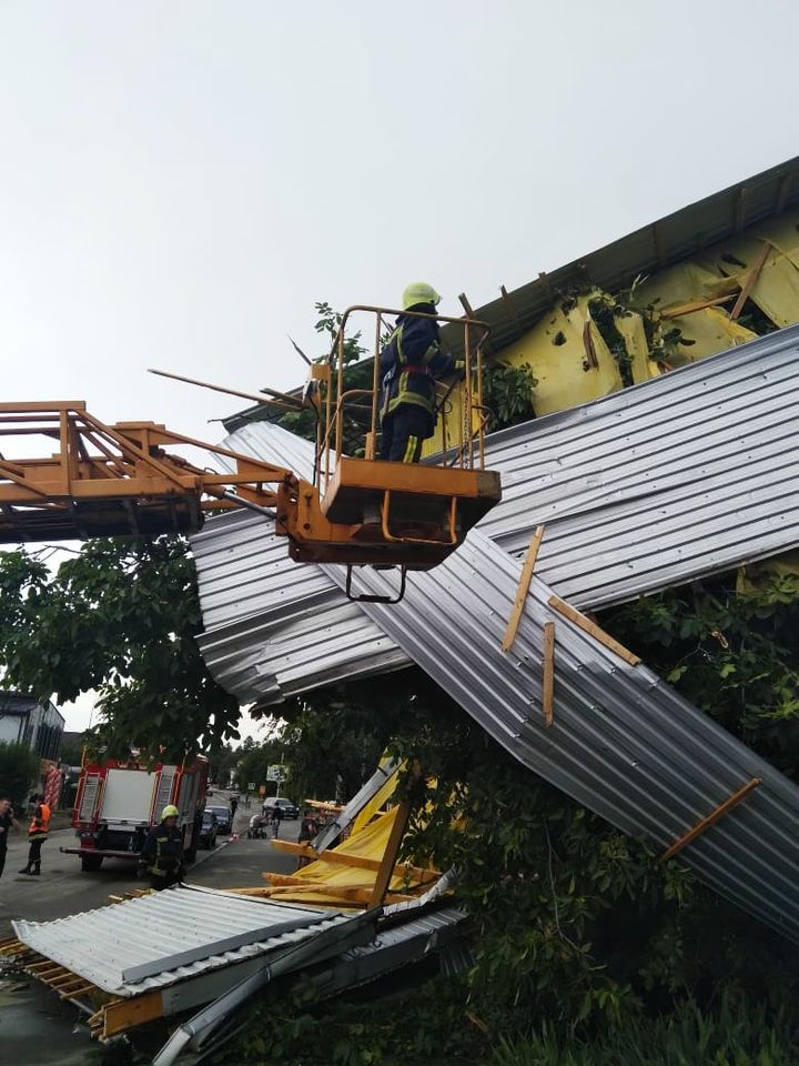 Зривав дахи, ламав дерева: потужний буревій наробив біди в Заліщиках (фото, відео)