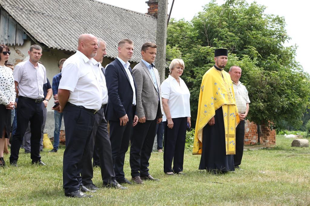 У Настасові відбулась історична подія: представники влади разом з жителями заклали перший камінь у будову майбутньої амбулаторії (ВІДЕО)